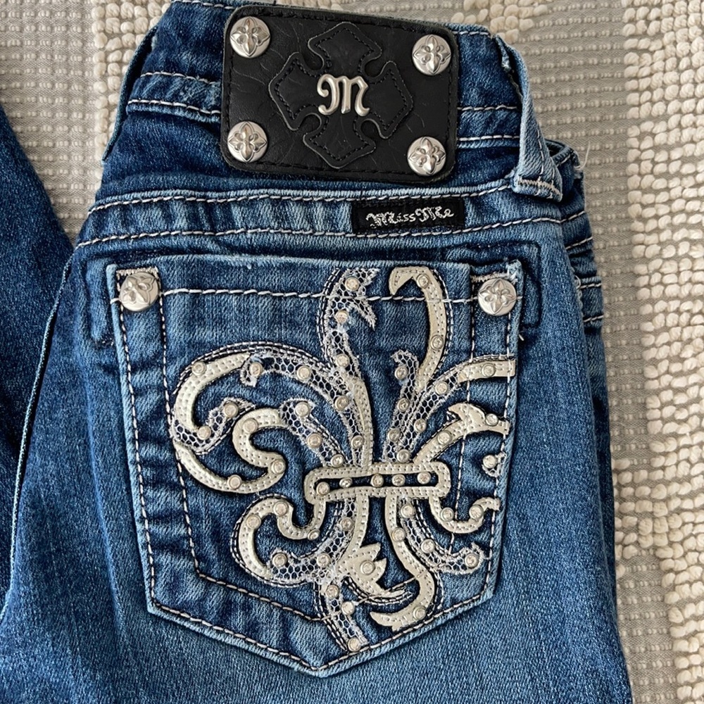 Miss Me jeans, size 26, fleur-de-lis detail.